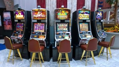 slot 10k sportsbook and live-dealer game screens on Android and iOS